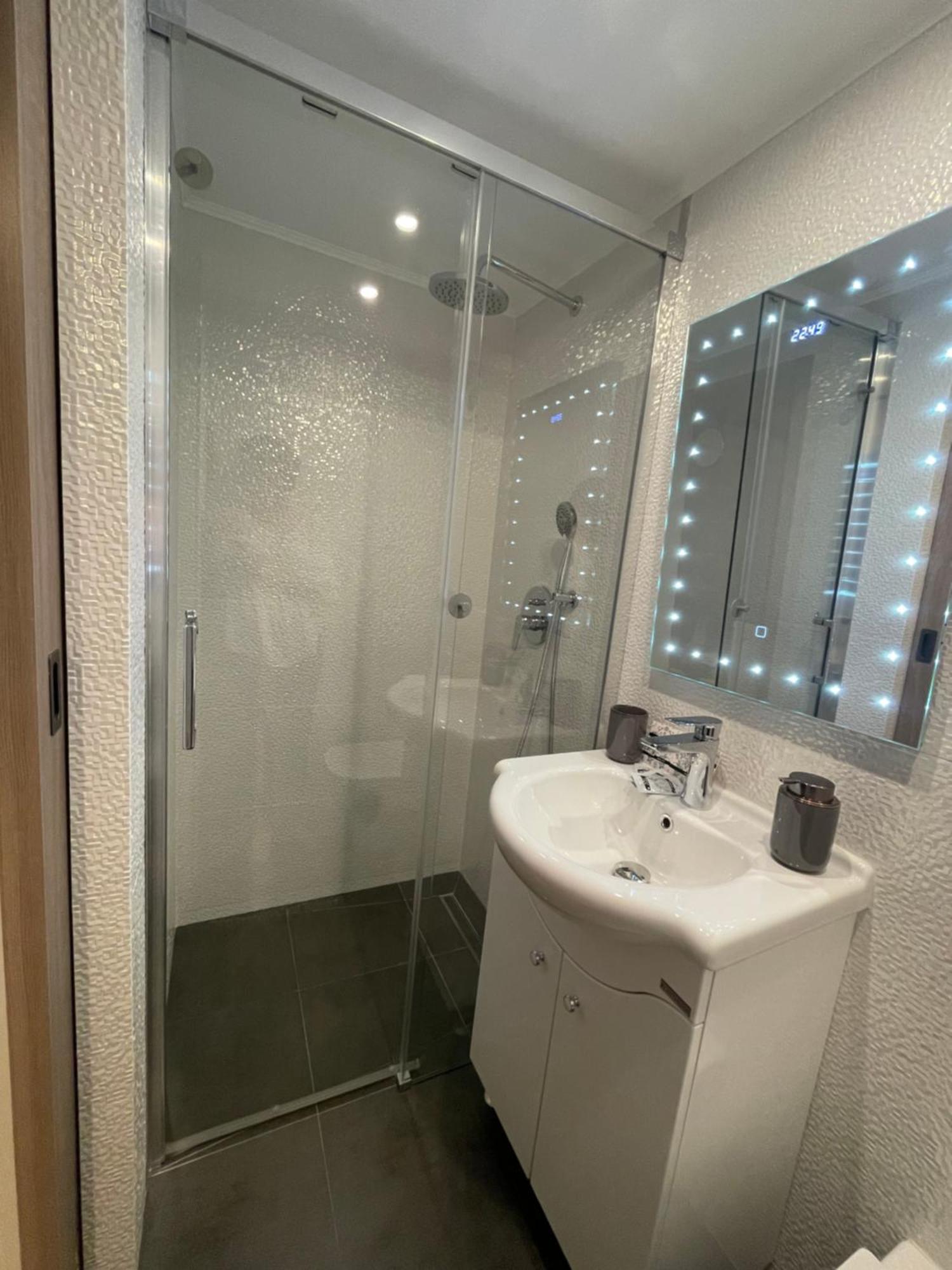 Central Apartment With 2 Bedrooms And 2 Bathrooms Орадеа Екстериор снимка