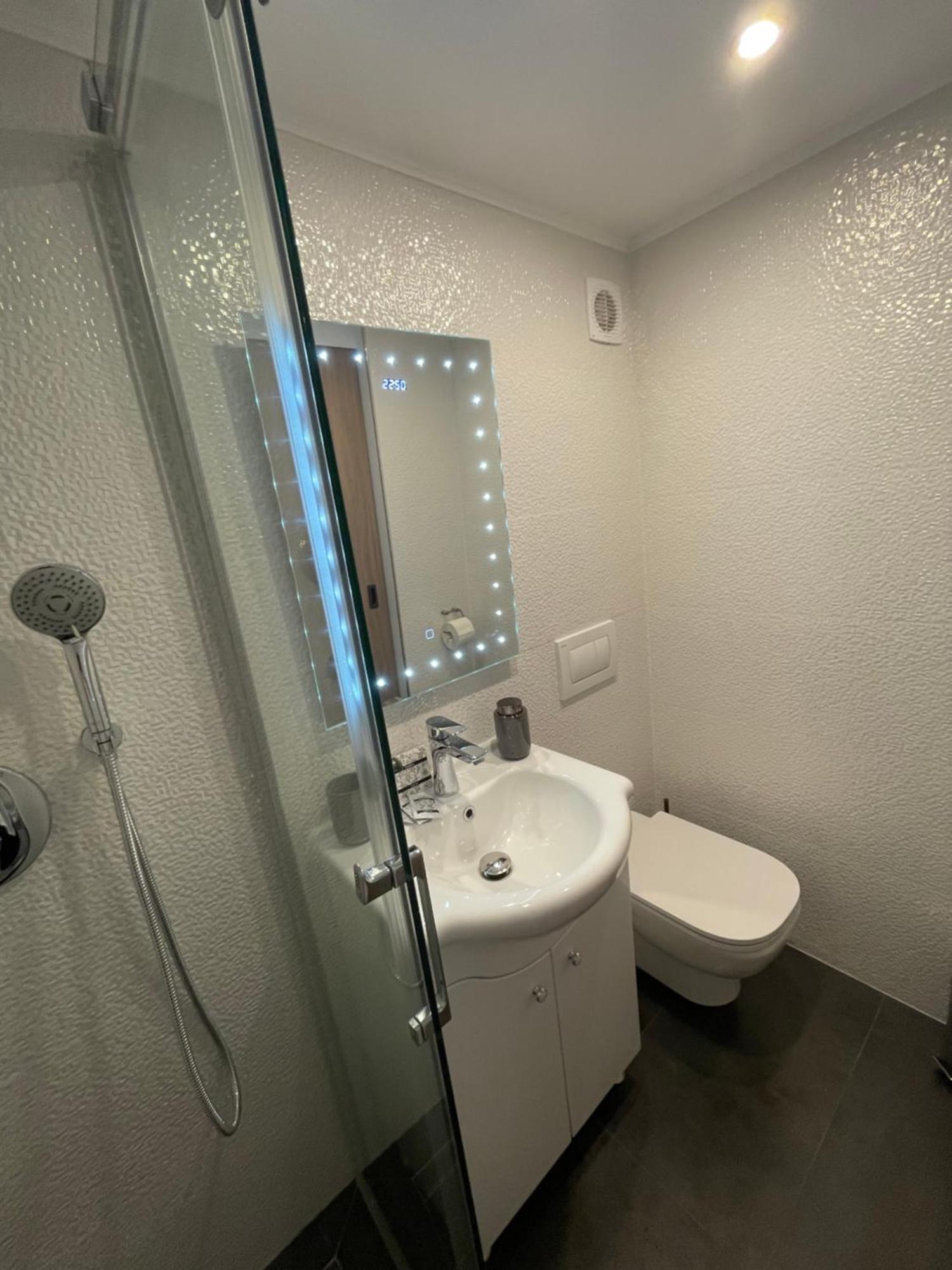 Central Apartment With 2 Bedrooms And 2 Bathrooms Орадеа Екстериор снимка